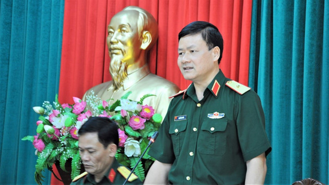 Thiếu tướng Nguyễn Văn Đức, Cục trưởng Cục Tuyên huấn, Bộ Quốc phòng trao đổi tại họp báo
