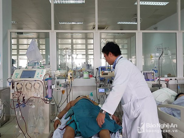 Bác sỹ Nguyễn Văn Thủy chăm sóc bệnh nhân đang lọc máu vì nhiễm độc
