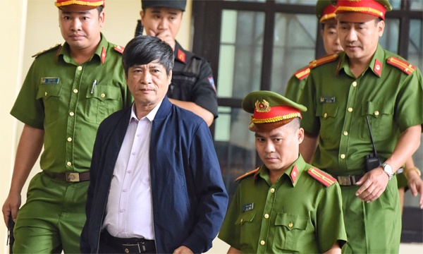 Cả bị cáo Phan Văn Vĩnh và Nguyễn Thanh Hóa phải vào phòng y tế