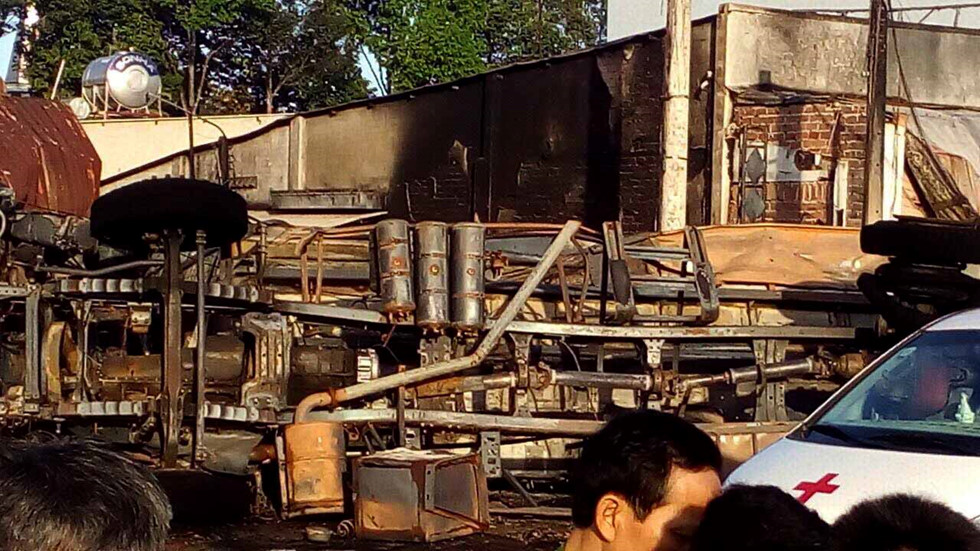 Hiện trường nơi xe bồn đâm vào cột điện bốc cháy khiến đám cháy lan sang nhà dân