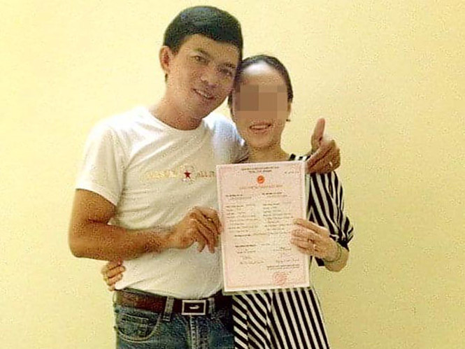 Nguyễn Văn Thịnh khoe giấy chứng nhận kết hôn giả với chị Đ T M L