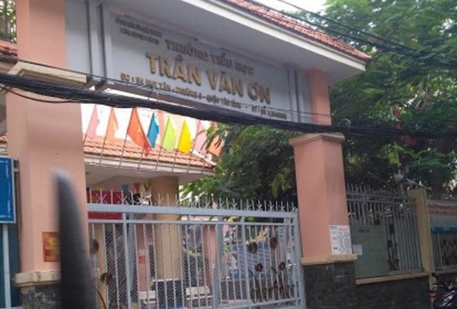 Trường Tiểu học Trần Văn Ơn tạm đình chỉ giáo viên bị tố phạt học trò tự tát vì nói chuyện