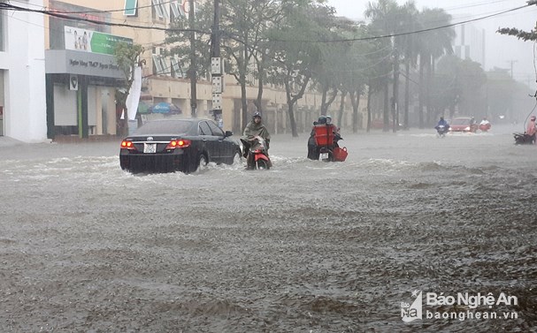 Đường Nguyễn Thị Minh Khai ngập sâu trong cơn mưa kéo dài