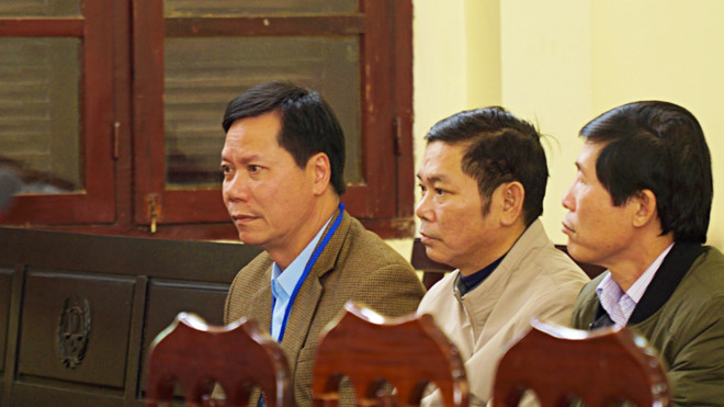 Bị cáo Trương Quý Dương (ngoài cùng bên trái) tại phiên tòa