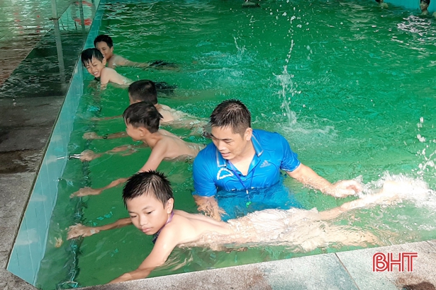 Trẻ em Cẩm Xuyên được học bơi miễn phí