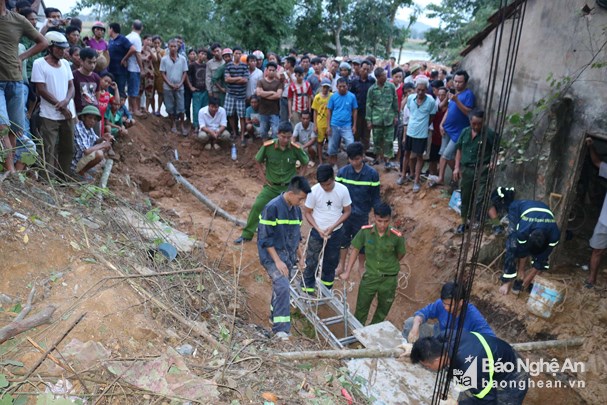 Sập giếng ở Nghệ An, 2 người bị vùi lấp