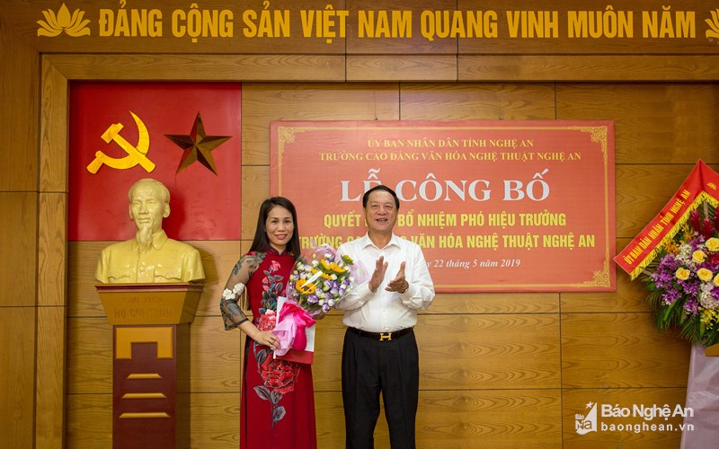 Đồng chí Lê Minh Thông trao quyết định bổ nhiệm cho đồng chí Nguyễn Thị Thanh Đức. Ảnh: Quang Sáng ​​​​​​​