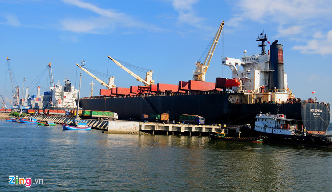 Tàu trọng tải lớn cập cảng Quy Nhơn tiếp nhận hàng hóa. Ảnh: Minh Hoàng.