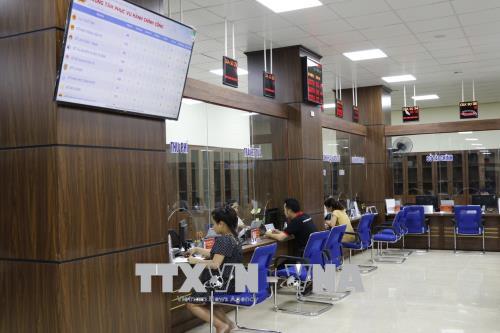 Công dân đến giao dịch tại Trung tâm Phục vụ Hành chính công tỉnh Yên Bái. Ảnh: Việt Dũng/TTXVN