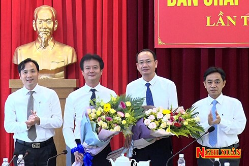 Ông Phan Tấn Linh (thứ 2 từ phải sang) được bầu làm Bí thư Huyện ủy Nghi Xuân nhiệm kỳ 2015 -2020.