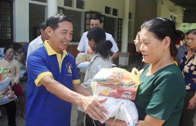Các phật tử trực tiếp trao các phần quà đến hội viên Hội người mù thị xã Thái Hòa.