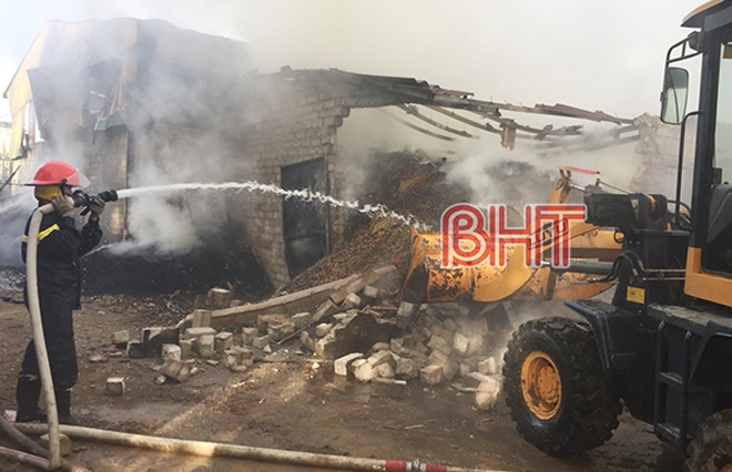 Cháy lớn tại xưởng chế biến lạc của một HTX ở Hà Tĩnh