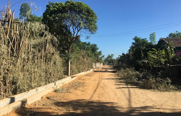 Tuyến đường nông thôn mới đang được mở rộng đi qua địa bàn xóm 3 xã Xuân Sơn (Đô Lương). Ảnh: N.P