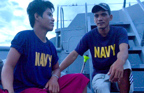 Pascual (trái) và Gordiones sau khi được chuyển lên tàu hải quân Philippines. Ảnh: Rappler.