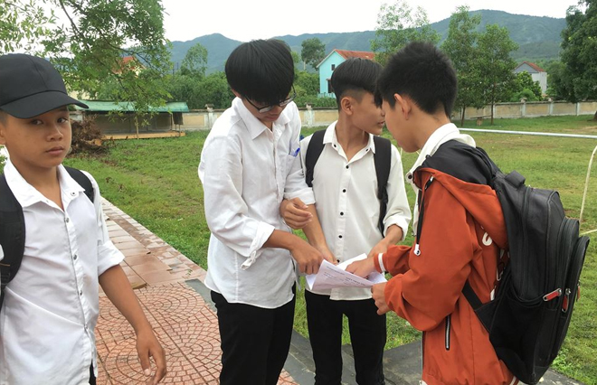 Quảng Bình: Cách ly giáo viên ra trùng đề thi khiến 6.400 thí sinh phải thi lại