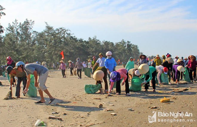 Đông đảo các tầng lớp nhân dân địa phương tham gia dọn vệ sinh bãi biển sau lễ phát động. Ảnh: Thanh Quỳnh