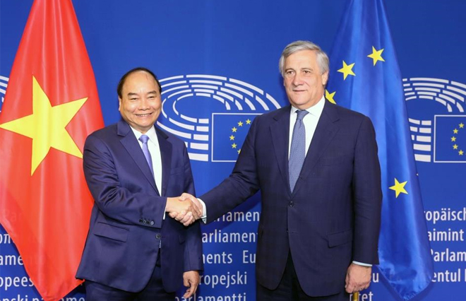 Thủ tướng Nguyễn Xuân Phúc gặp Chủ tịch Nghị viện châu Âu Antonio Tajani tại Brussels, Bỉ, tháng 10/2018. Ảnh: VGP.