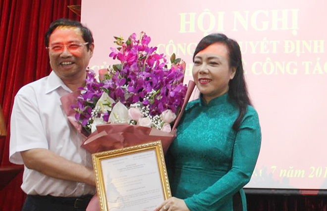 Trưởng ban Tổ chức Trung ương Phạm Minh Chính trao quyết định và tặng hoa Bộ trưởng Y tế Nguyễn Thị Kim Tiến. Ảnh: Tạp chí Xây dựng Đảng.