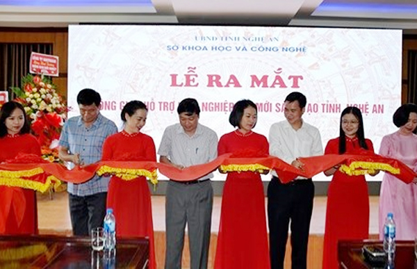 Cắt băng khánh thành Không gian hỗ trợ khởi nghiệp đổi mới sáng tạo tỉnh Nghệ An.