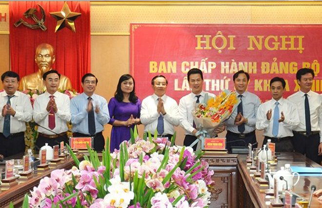 Bí thư Tỉnh ủy Lê Đình Sơn cũng lãnh đạo tỉnh Hà Tĩnh chúc mừng ông Đặng Quốc Khánh