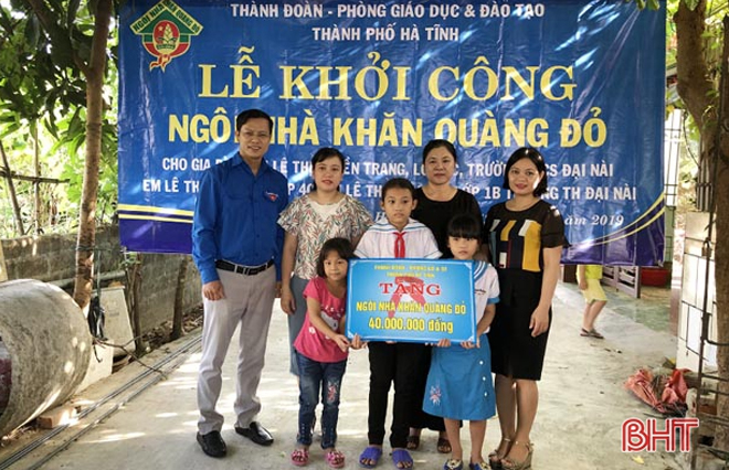 Đại diện các đơn vị trao hỗ trợ "Ngôi nhà khăn quàng đỏ" cho chị em Huyền Trang.