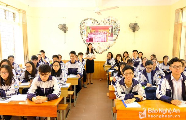 Học sinh Dương Tùng Lâm (thứ 2, từ phải sang, hàng 1) cùng với các bạn và cô giáo chủ nhiệm ở lớp 12 A5. Ảnh: Mỹ Hà