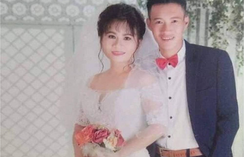 Đặng Hữu Sơn (phải) cùng vợ tại lễ đính hôn