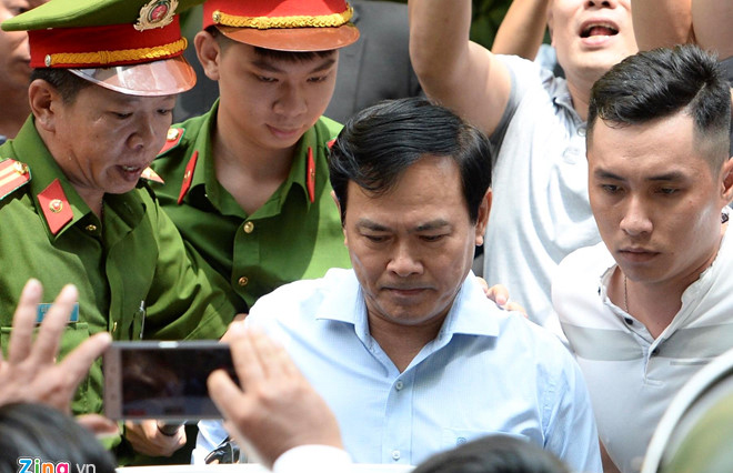 Cận cảnh gương mặt Nguyễn Hữu Linh sau khi tòa trả hồ sơ. Ảnh: Thuận Thắng.