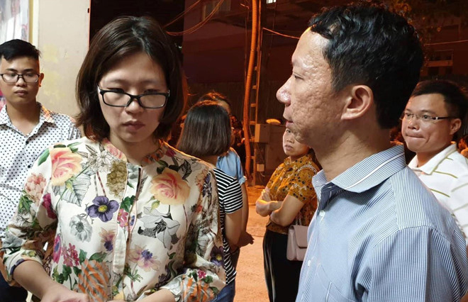 Chủ tịch HĐQT trường Gateway và bố của nạn nhân Long. Ảnh: Hoàng Lam.