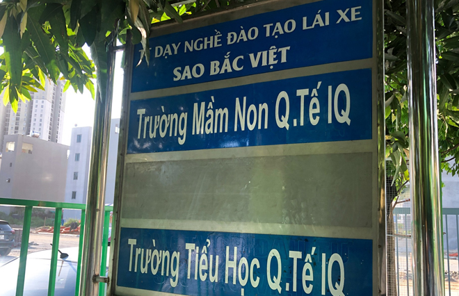 Tấm bảng nằm trong khuôn viên Trường Mầm non Quốc tế IQ có ghi chữ Q.Tế nhưng theo bà Kiều thì từ đó không phải là Quốc tế.