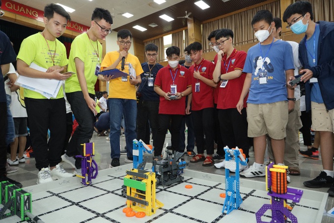 Học sinh tranh tài lập trình, điều khiển robot