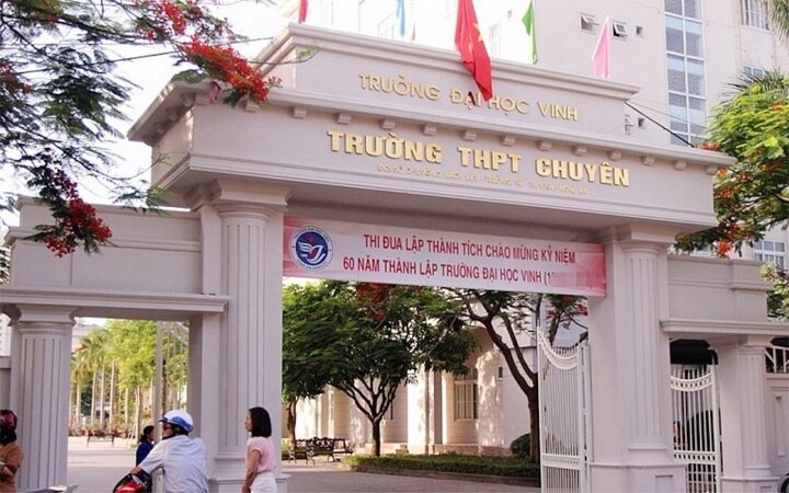 Tạm đình chỉ giáo viên chủ nhiệm lớp có nữ sinh tự tử ở Nghệ An
